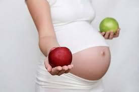 Embarazada con dos manzanas