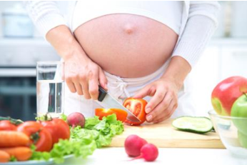 Embarazada preparando verduras