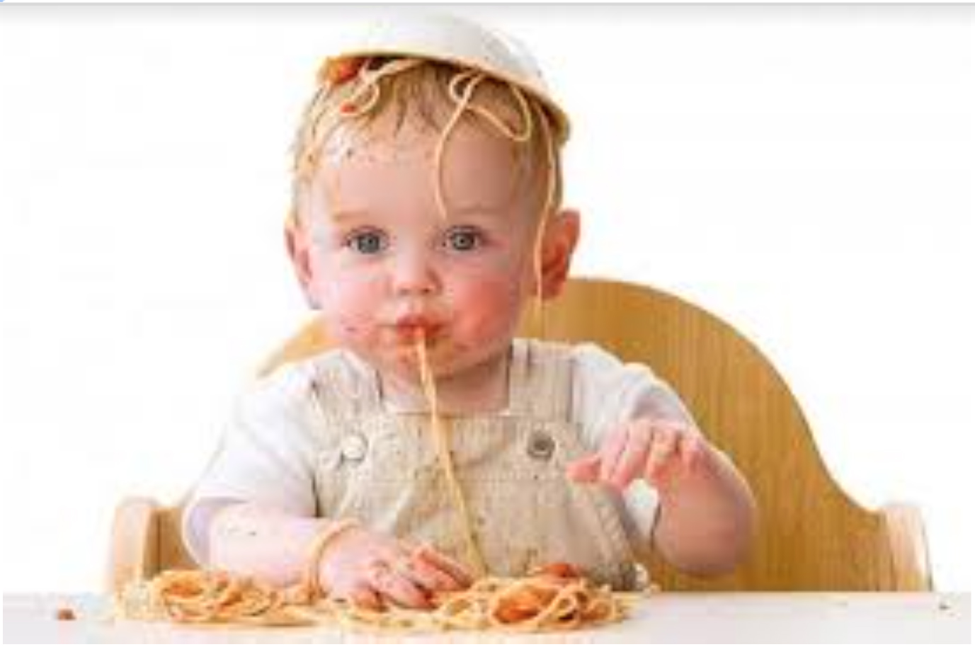 Bebé comiendo pasta