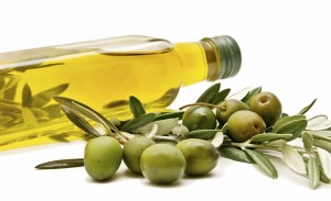 "El aceite de oliva contiene fundamentalmente ácido oleico, un ácido graso monoinsaturado que es beneficioso para la salud de las arterias, y ayuda a reducir los niveles de colesterol y triglicéridos en la sangre".
